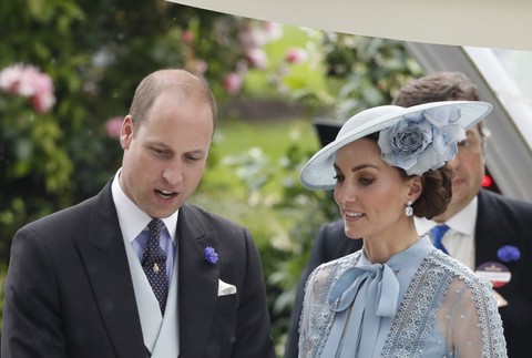 Kate s Williamom na dostihoch