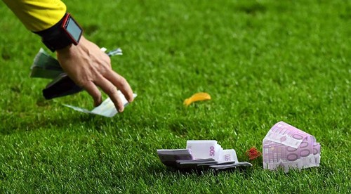 Na futbale lietali 500 eurovky! Fanúšikovia Bayernu protestovali