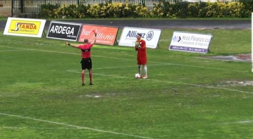 Telu niekedy nerozkážeš! Futbalové ihrisko nie je verejná toaleta