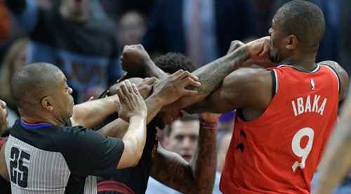 Toto sa nevidí často. V NBA lietali päste, Ibaka aj Chriss spoznali tresty