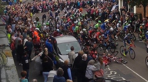 Hrôzostrašné preteky! Cyklista preletel zadným sklom zaparkovaného auta