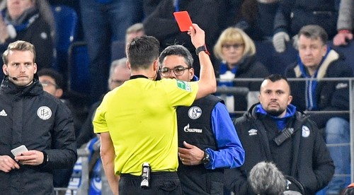 Vylúčenie za pomoc súperovi. V Nemecku úradoval sporný VAR
