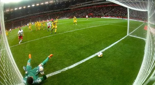 Dokedy to budeme trpieť? Lewandowskeho obrali rozhodcovia o jasný gól