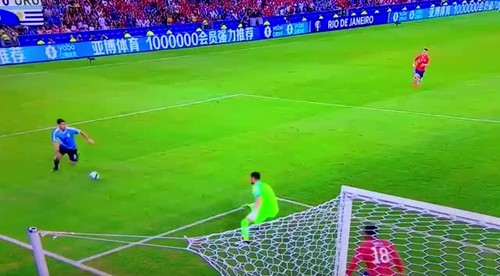 Zmätený Suárez za toto žiada penaltu?