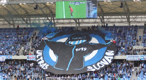 Miesto osláv bitka fanúšikov. Smutná oslava titulu Slovana