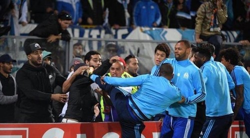 Kung fu Panda! Evra kopol do hlavy fanúšika vlastného mužstva