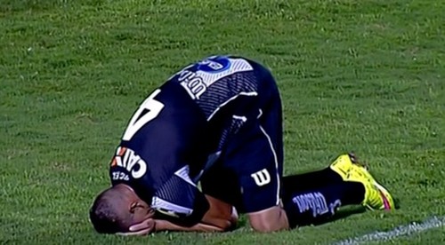 Nádherný volej, rana ako z dela, brankár bez šance. Škoda, že bol vlastný