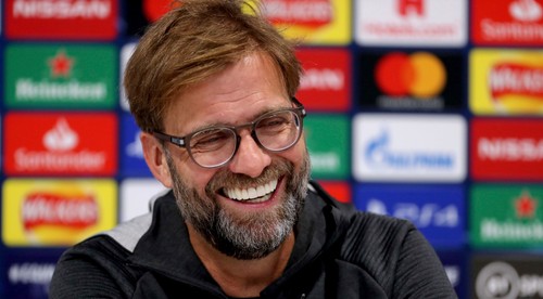 Nebojí sa žiadnej výzvy. Jürgen Klopp si zahral šípky s legendou