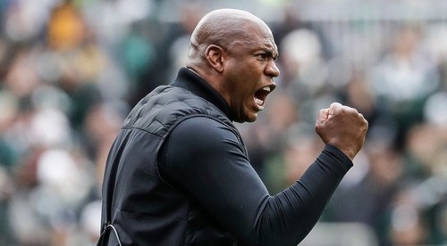 Univerzitný kouč bude zarábať viac ako mnohí najlepší tréneri sveta