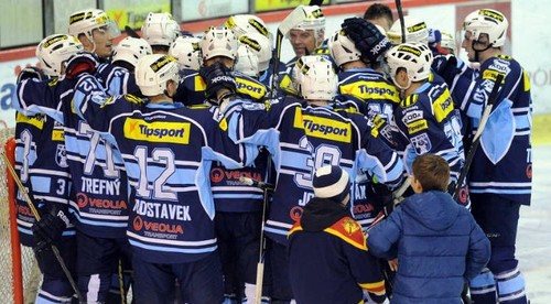 Dekorovanie bronzových chlapcov v Galérii MLYNY