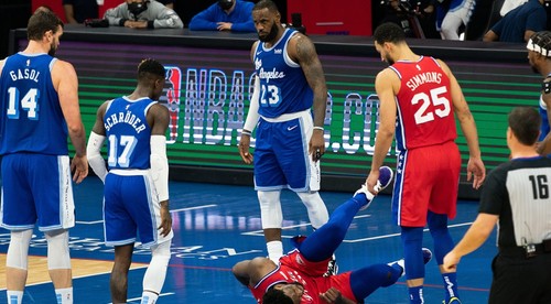Zákerný úder do slabín potrestaný, LeBronovi Jamesovi faul prešiel