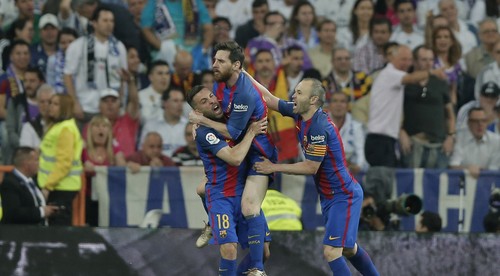 Iniesta premýšľa o odchode z Barcelony. Skloňuje sa aj Messi
