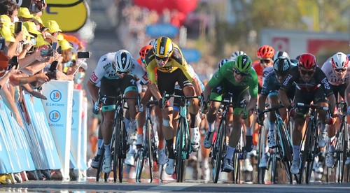 Nebol to nebezpečný pohyb, bráni sa Sagan. Radšej to nekomentujem, reaguje Van Aert