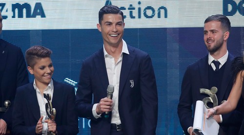 Cristiano Ronaldo nezarába len na trávnikoch. Slušný balík má aj z Instagramu