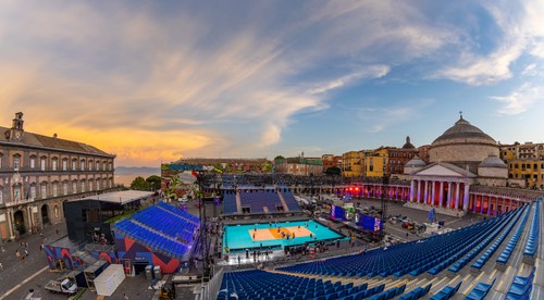 Duel Taliansko - Švédsko na Eurovolley 2026 pod holým nebom ohrozovala búrka