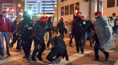Pri výtržnostiach fanúšikov v Bilbau zomrel policajt. Zatkli piatich fanúšikov