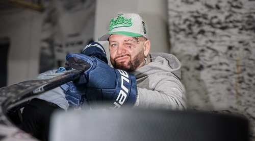 Raper Kali ako komentátor zápasu HC Slovan - HK Nitra