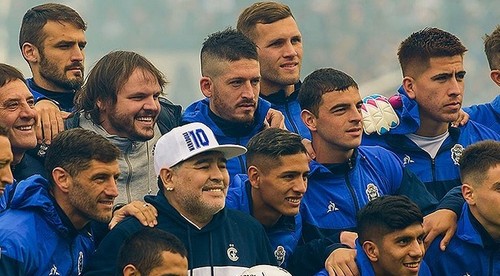 Maradona trénoval z trónu, vydržal len tri mesiace