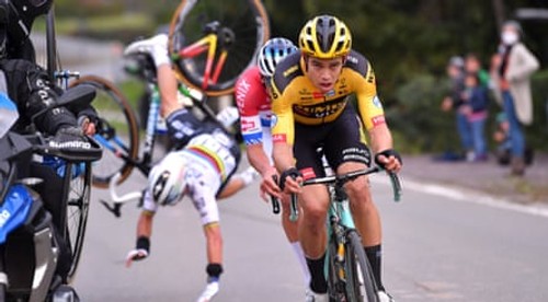 Cítim sa strašne, tvrdí rozhodca na motorke, do ktorého narazil Alaphilippe