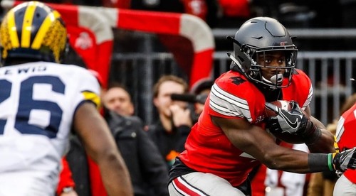 Americký futbalista žaluje aerolínie. Mala ho obťažovať spolucestujúca