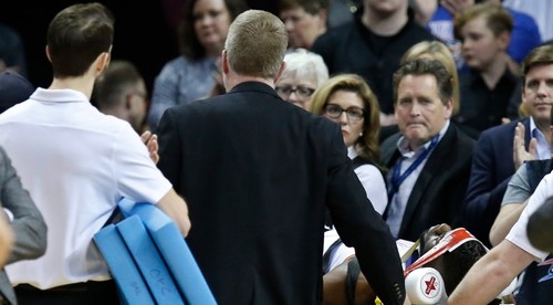 V NBA boli fanúšikovia svedkami hrozivého pádu na hlavu