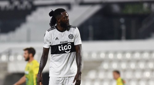 Adebayor sa "predviedol" nechutným karate kopom