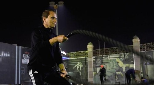 Najstarší strelec gólu pri debute. Má 75 rokov