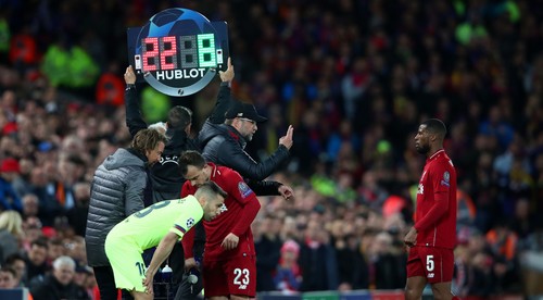 Vo futbalových súťažiach dočasne povolených až päť striedaní
