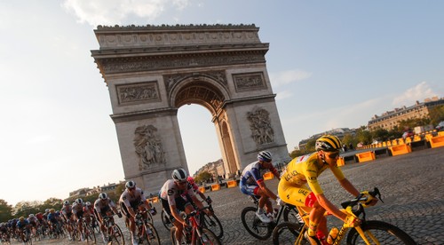 21. etapa TdF: Sagan tretí, Bennett potvrdil svoj triumf v zelenom drese