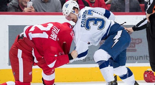 Tatar opäť zhodil rukavice. Ako dopadla jeho druhá bitka v NHL?