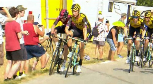 Najtvrdší trest. Rowe a Martin opúšťajú pelotón po vzájomnej potýčke