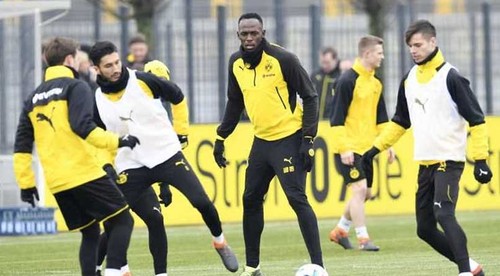 Jasličky, gól hlavou aj premenená penalta. Bolt si zatrénoval s hráčmi Borussie