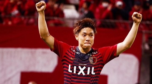 Trafil z nemožnej pozície. Japonec kandiduje na gól roka
