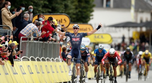 Sagan padol pri záverečnom špurte tretej etapy