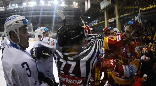 Štvrťfinálová séria Nitry s Trenčínom je plná nenávisti! Zákerné fauly, oplzlé nadávky