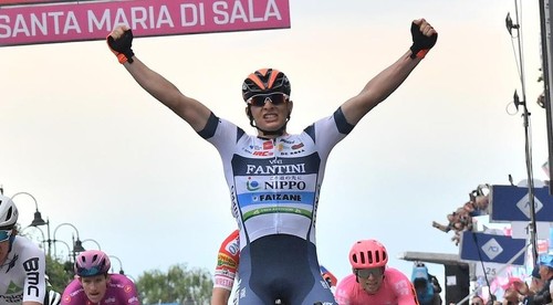 Talian Cima prekvapujúcim víťazom 18. etapy
