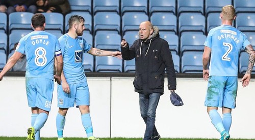 Fanúšik Coventry vbehol na ihrisko vynadať futbalistom