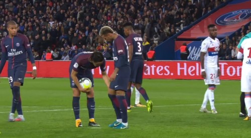 Už si sype popol na hlavu. Neymar sa ospravedlnil spoluhráčom