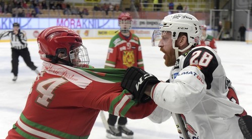 Chlapec čistiaci ľad úmyselne podrazil hráča. Tomu rupli nervy
