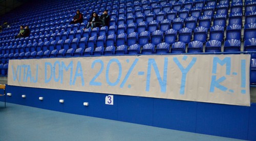 Fanklub privítal transparentom M. K. doma
