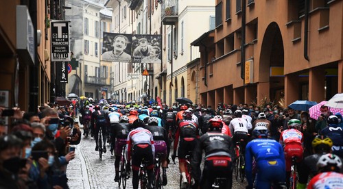 Odpor cyklistov na Gire!  Nechcú šliapať do pedálov 258km!