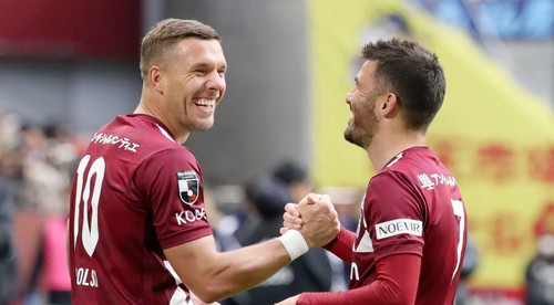 Lukas Podolski ešte nepatrí do starého železa. Vyskúšal si aj post brankára