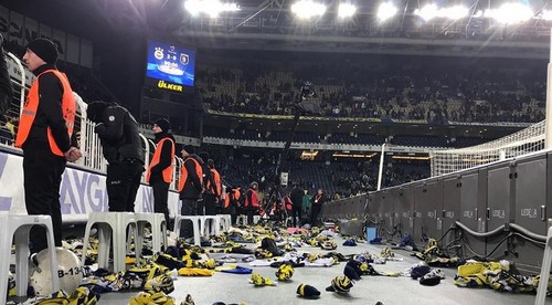 Ihrisko zasypali šály a čapice. Šlo o dobrú vec