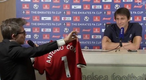 Darček od Mourinha. Conte dostal počas tlačovky dres Manchestru United