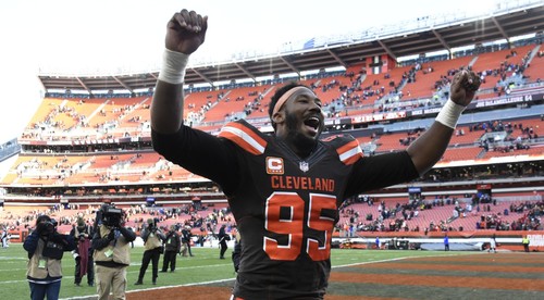 Šialenstvo v NFL! Quarterbacka takmer ubili vlastnou helmou!