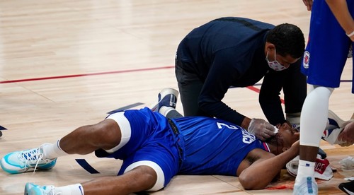 Basketbalistu zaliala krv. Hviezdu Clippers zranil spoluhráč