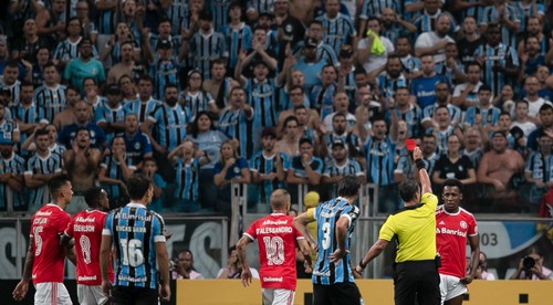 Rozhodca udelil osem červených kariet v jednom zápase!