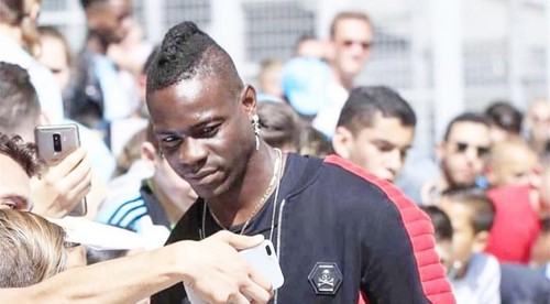 Balotelli bol pri bizarnej stávke. Moped skončil v mori