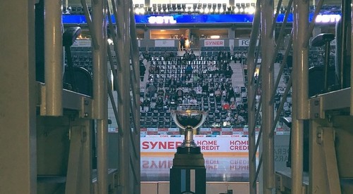 Liberec slávnostne vyvesil vlajku, zavadzala kamere, tak ju zložili