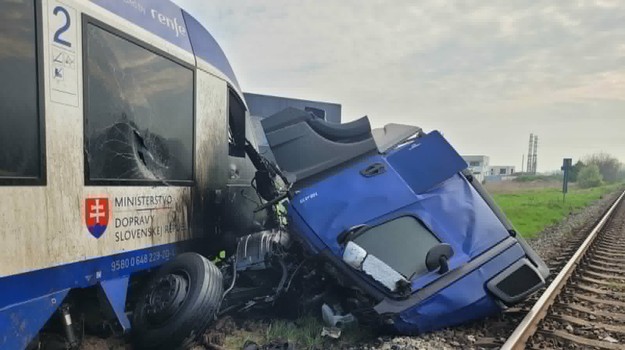 Tragédia pri Dunajskej Strede zastavila dopravu. Na mieste sú desiatky zranených a jedna obeť